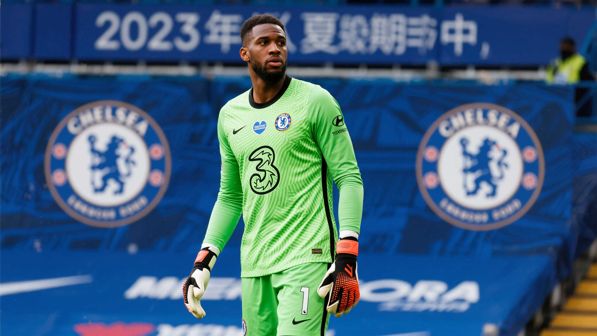 今夏切尔西门将引援计划收缩,迈尼昂无缘蓝军名单 在当今激烈竞争的足球市场中,每个转会窗都充满了悬念